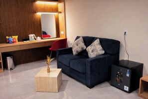 Living area - Front One Hotel Mesir Surabaya (Surabaya)