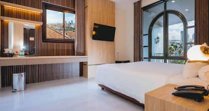 Front One Hotel Mesir Surabaya