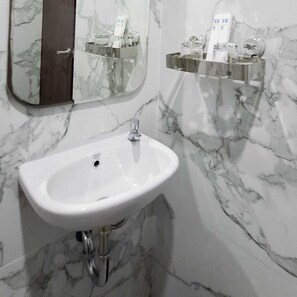 Doccia, asciugacapelli, asciugamani, sapone