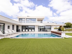 Lämmitetty uima-allas