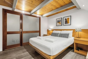 3 habitaciones y tabla de planchar con plancha