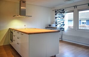 Refrigerador, horno, parrilla de estufa y cafetera y tetera 