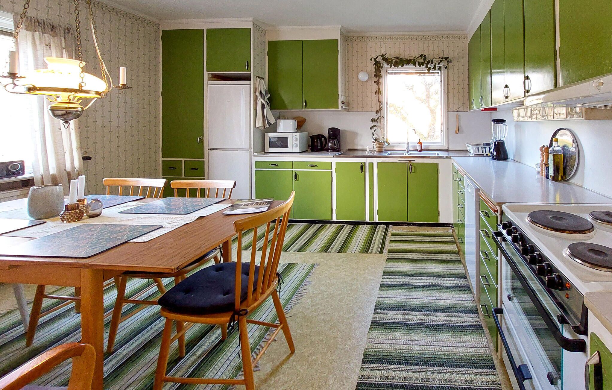 Fridge, oven, stovetop, dishwasher