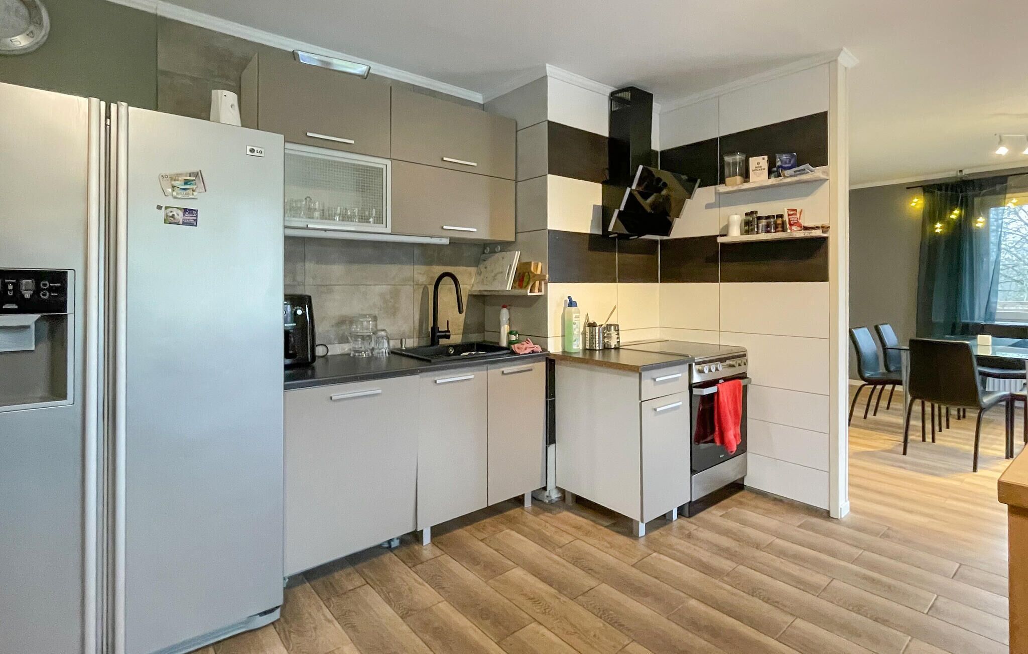 Kjøleskap, ovn, kokeplater og oppvaskmaskin