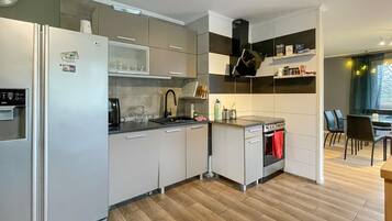 Køleskab, mikrobølgeovn, ovn, kogeplade