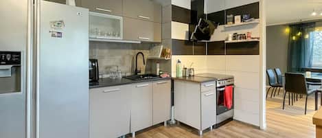 Kjøleskap, ovn, kokeplater og oppvaskmaskin