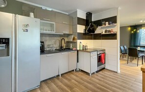 Køleskab, mikrobølgeovn, ovn, kogeplade