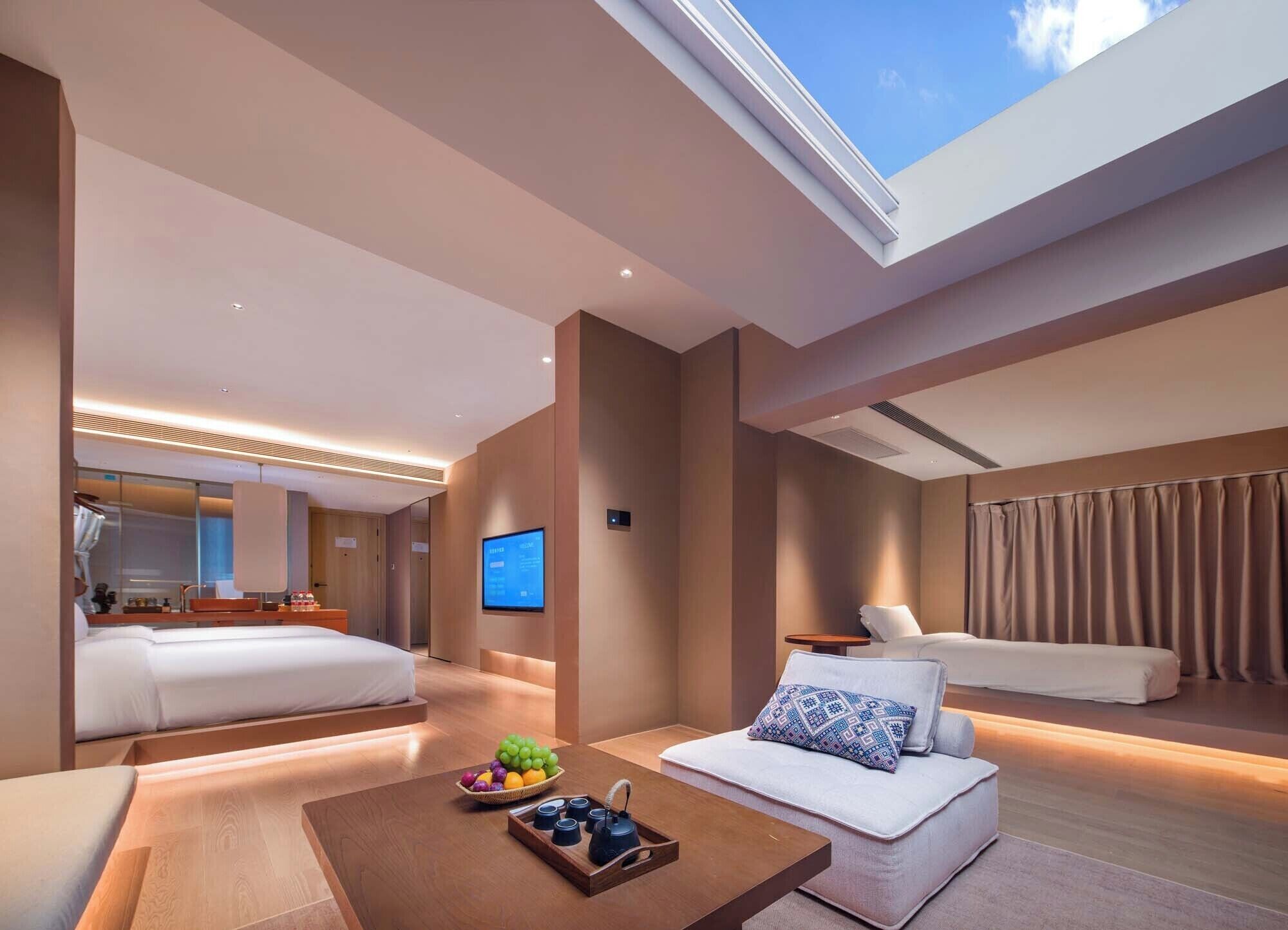 Junior Suite | Minibar, in-room safe, desk, blackout drapes