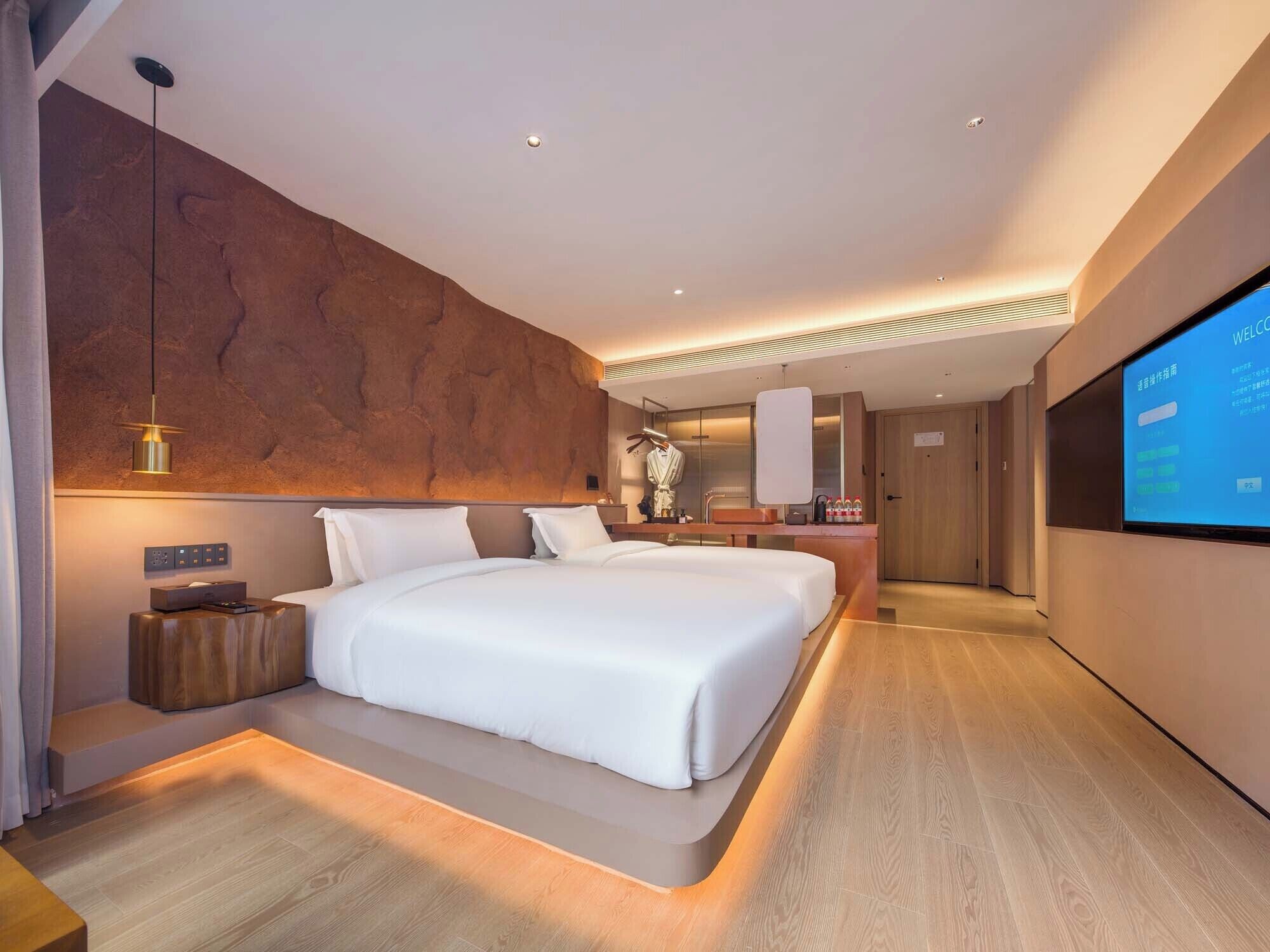 Superior Twin Room | Minibar, in-room safe, desk, blackout drapes