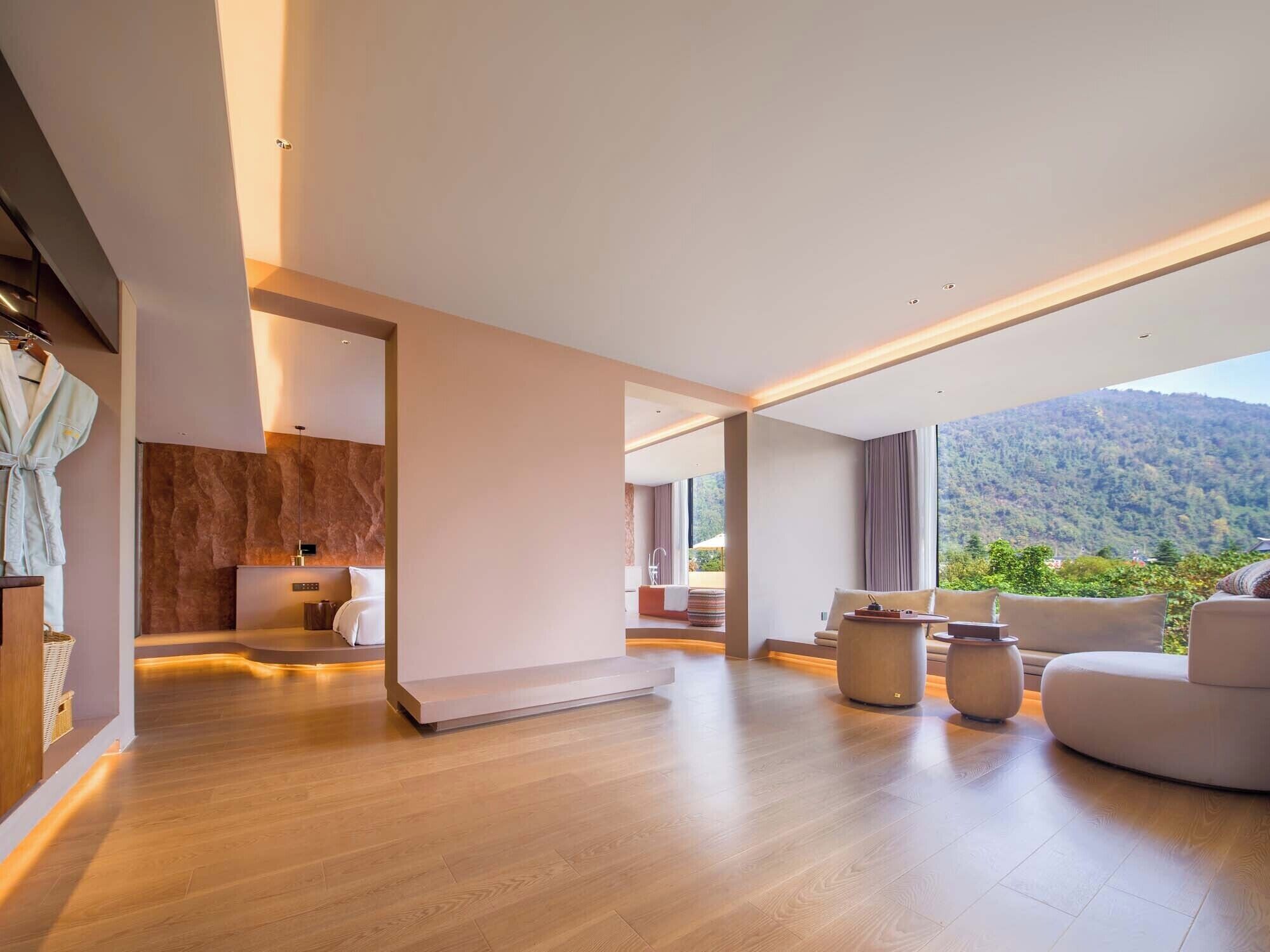 Classic Suite | Minibar, in-room safe, desk, blackout drapes