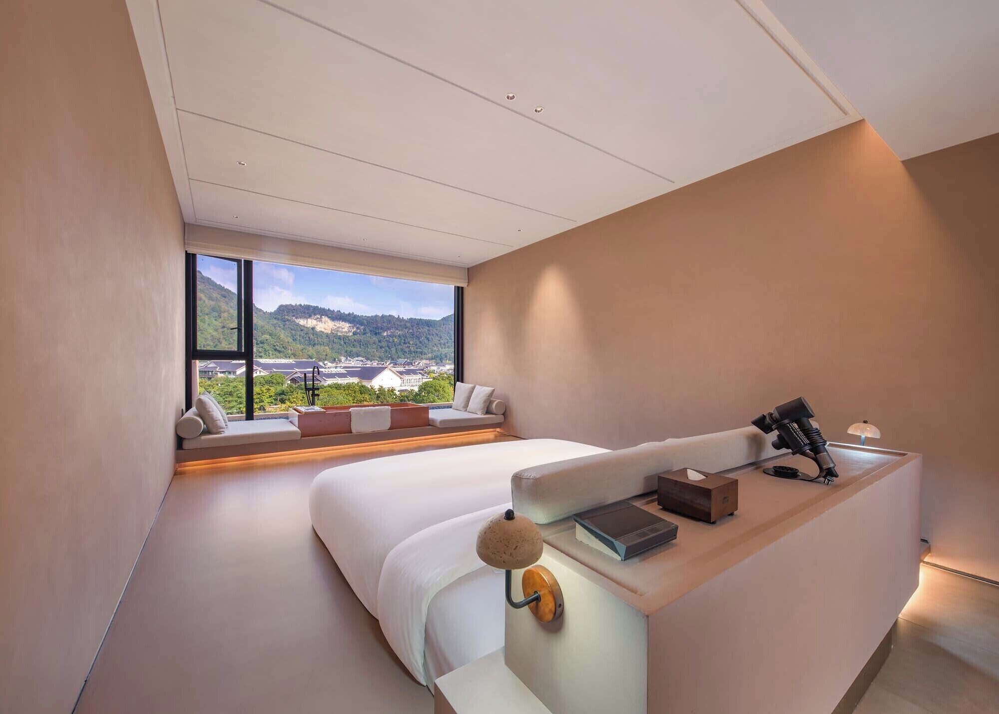 Minibar, caja de seguridad en la habitación y escritorio 