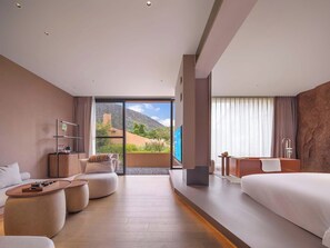 ห้องสแตนดาร์ดสวีท | มินิบาร์, ตู้นิรภัยในห้องพัก, โต๊ะทำงาน, ผ้าม่านกันแสง