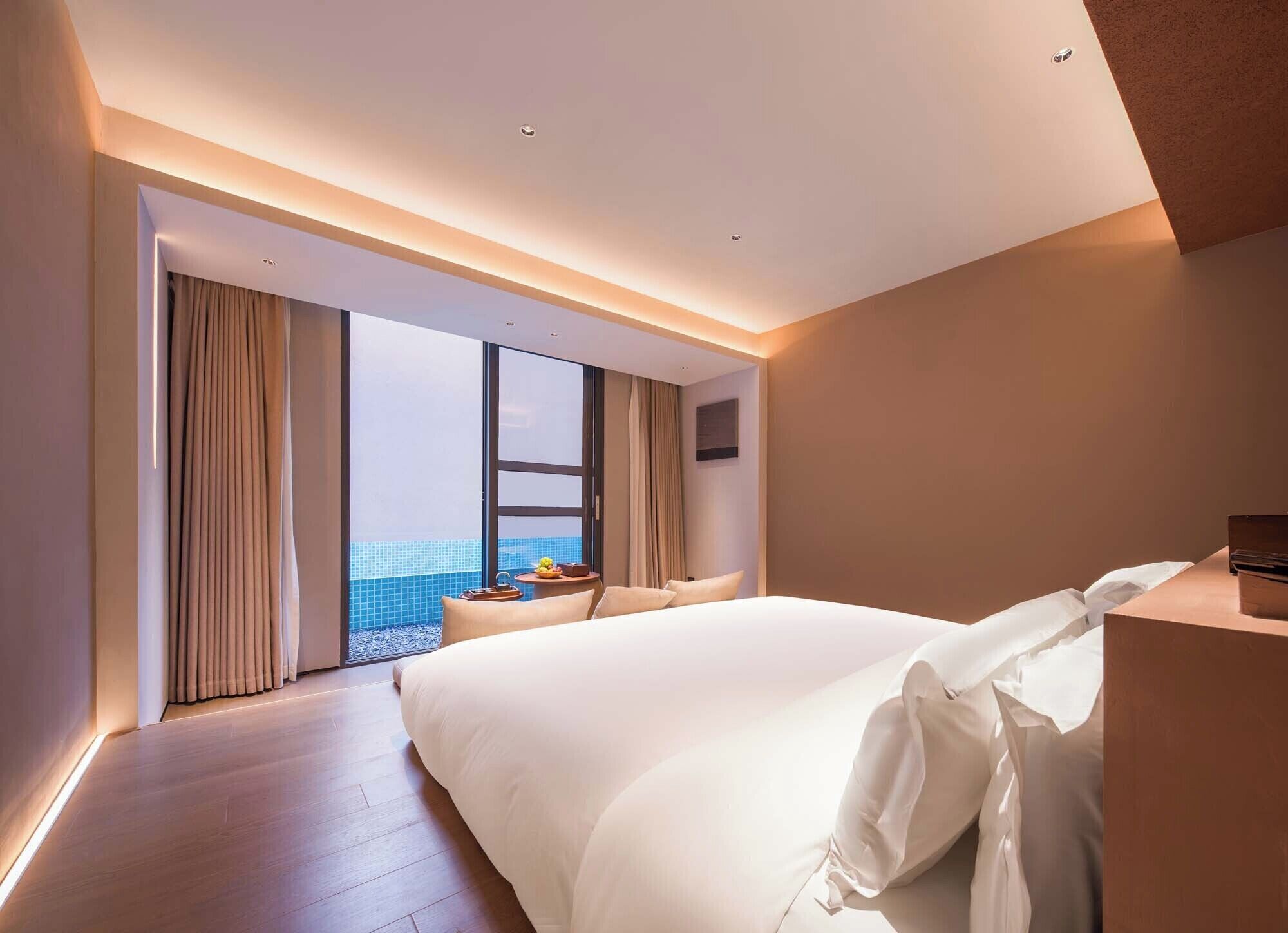 Minibar, caja de seguridad en la habitación y escritorio 