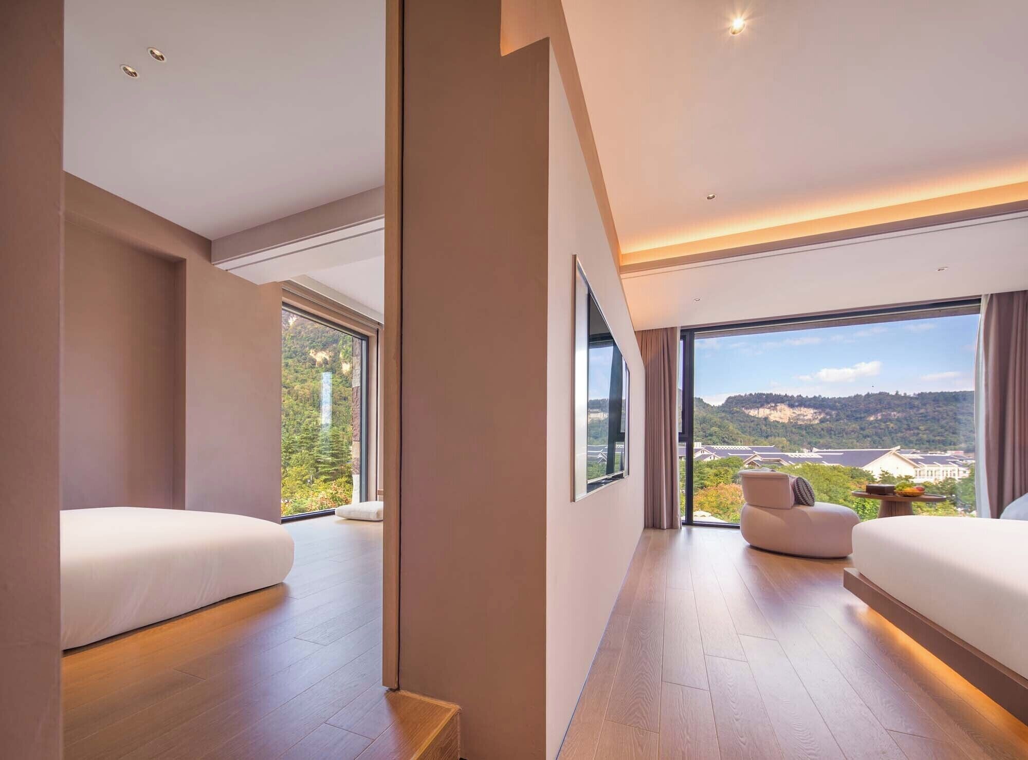 Minibar, caja de seguridad en la habitación y escritorio 