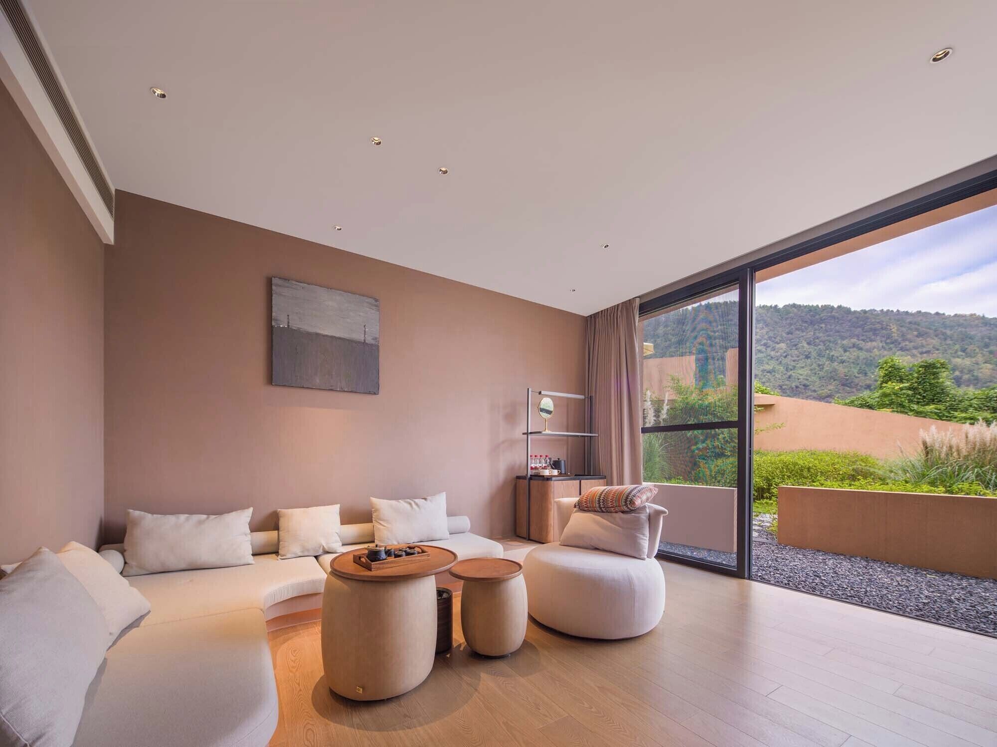 Standard Suite | Minibar, in-room safe, desk, blackout drapes