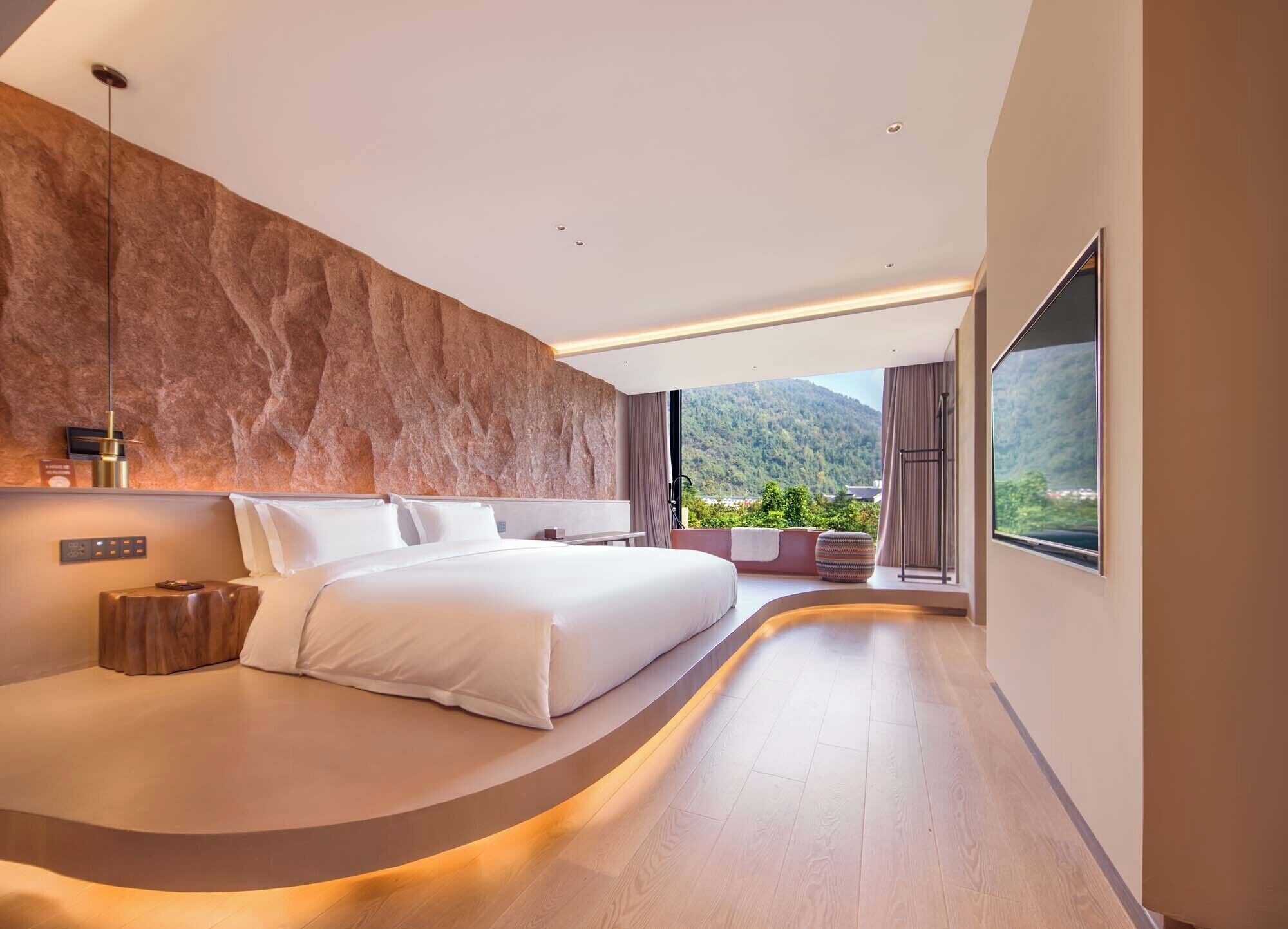 Suite clásica | Minibar, caja fuerte, escritorio y cortinas opacas