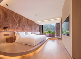 Classic Suite | Minibar, in-room safe, desk, blackout drapes