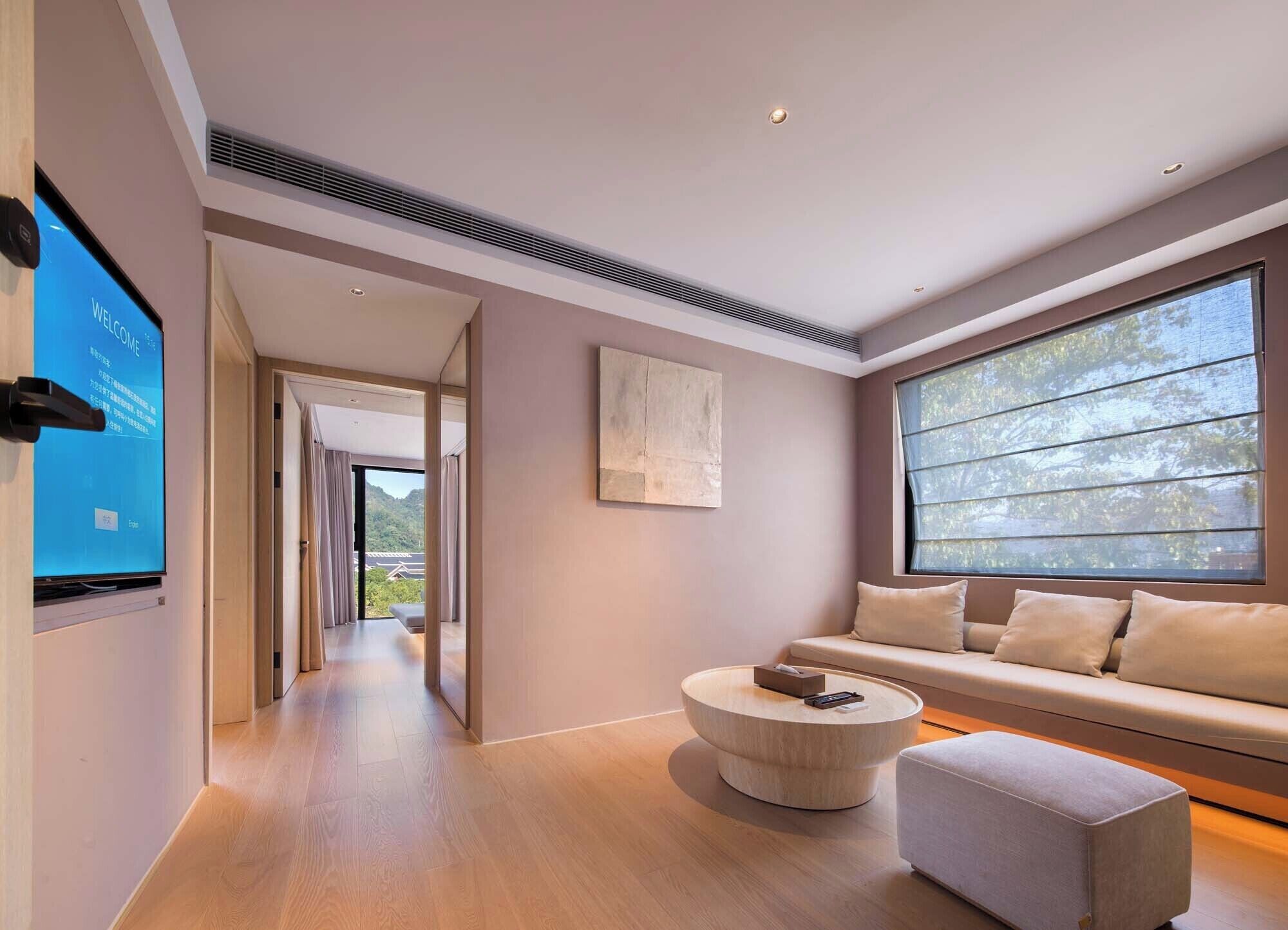 Senior Suite | Minibar, in-room safe, desk, blackout drapes