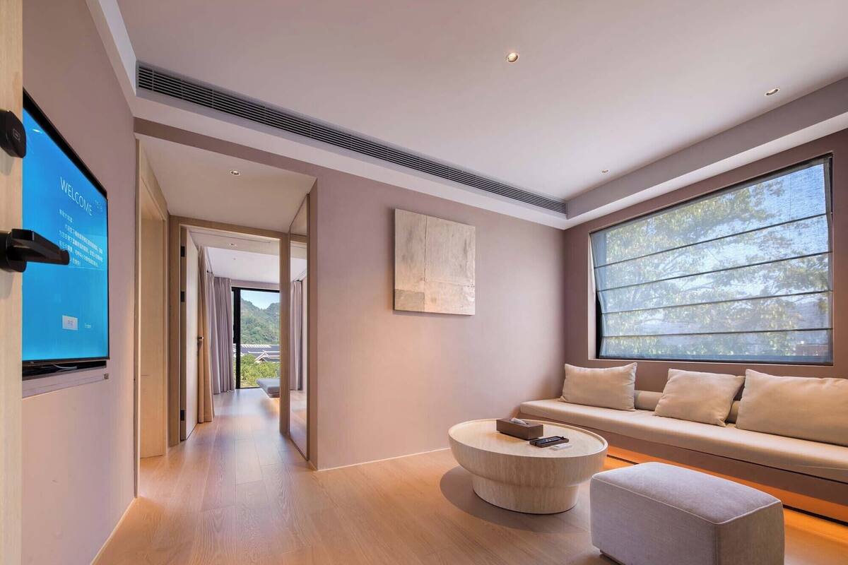 Senior Suite | Minibar, in-room safe, desk, blackout drapes