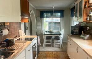 Een koelkast, een microgolfoven, een oven, een kookplaat