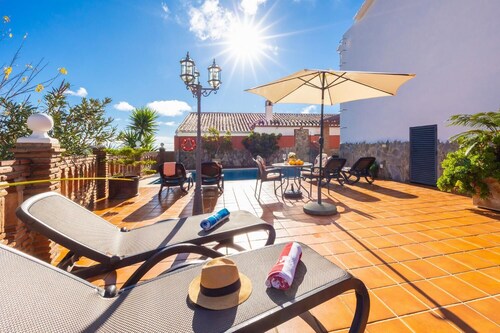 Villa Alvarez in Almu car