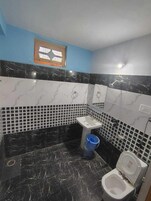 Ducha, artículos de tocador gratuitos, toallas, jabón