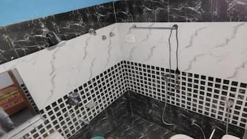 ฝักบัว, ของใช้ในห้องน้ำฟรี, ผ้าเช็ดตัว, สบู่