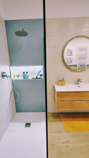 Shower, hair dryer, bidet, towels - Bella Vita House in Agerola to Amalfi, Positano, Ravello, Pompeii, Naples (Pianillo)