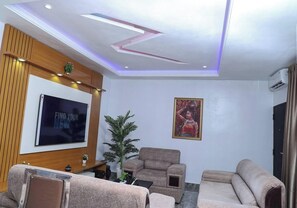 Familienapartment, Balkon, Stadtblick | Wohnbereich