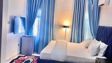 Departamento familiar, balcón, vista a la ciudad | Caja de seguridad en la habitación y escritorio