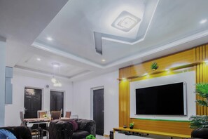 패밀리 아파트, 발코니, 시내 전망 | 거실 공간