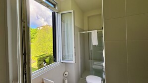 Dusj, hårføner, bidé og håndklær