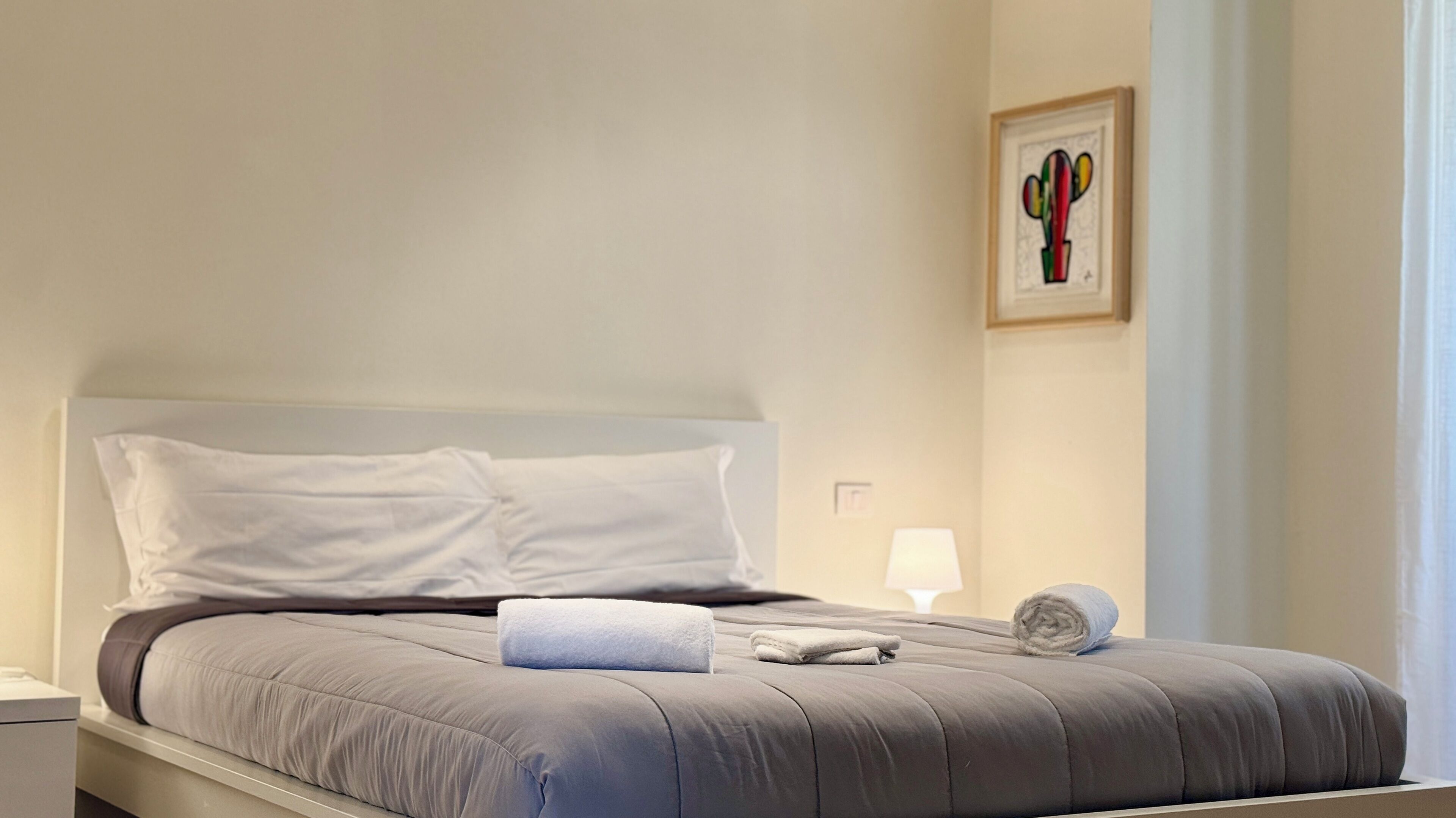 Iron/ironing board, bed sheets