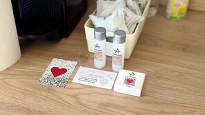 Shower, hair dryer, bidet, towels - Art & Elegance AxelParkComo Suites - Sunset (Como)