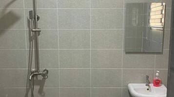 Deluxe appartement, balkon, uitzicht op de stad | Badkamer | Gratis toiletartikelen, een haardroger, handdoeken, zeep