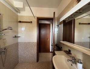 Dusche, Haartrockner, Bidet