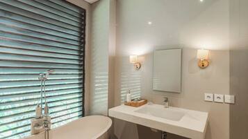 Villa - 2 soveværelser - udsigt til pool | Badeværelse | Separat badekar og bruser, gratis toiletartikler, håndklæder, Sæbe