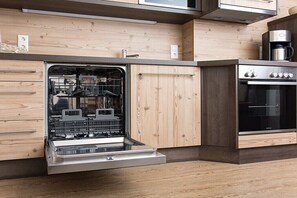 Fridge, microwave, oven, stovetop - Holiday apartment with 1 bedroom (Längenfeld)