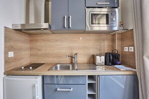 Refrigerador, microondas, parrilla de estufa y cafetera y tetera 