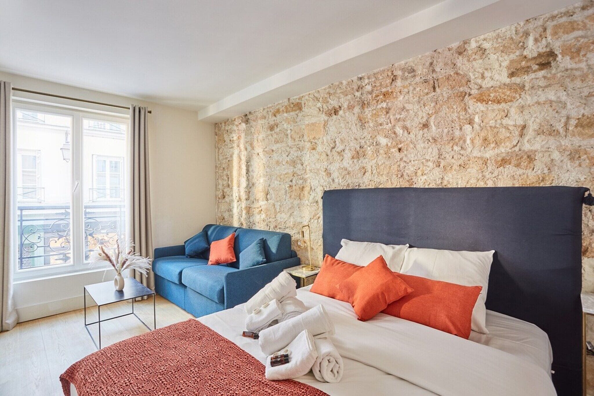 办公桌、熨斗/熨衣板、旅行婴儿床、床单