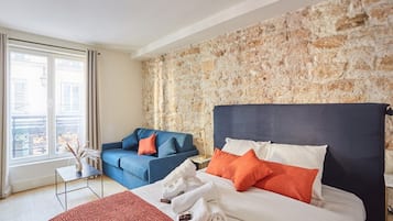 Skrivebord, strygejern/strygebræt, weekendseng, sengetøj