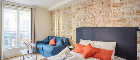 Escritorio, tabla de planchar con plancha, cuna de viaje y ropa de cama