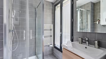Een douche, een haardroger, handdoeken