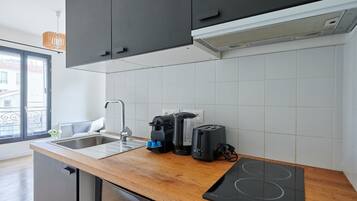 Réfrigérateur, micro-ondes, plaque de cuisson, cafetiÚre/bouilloire