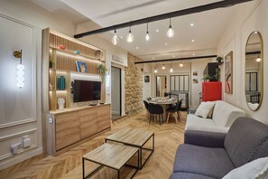 Smart-TV, Tischfußball, Tischtennisplatte, Arbeitsbereiche