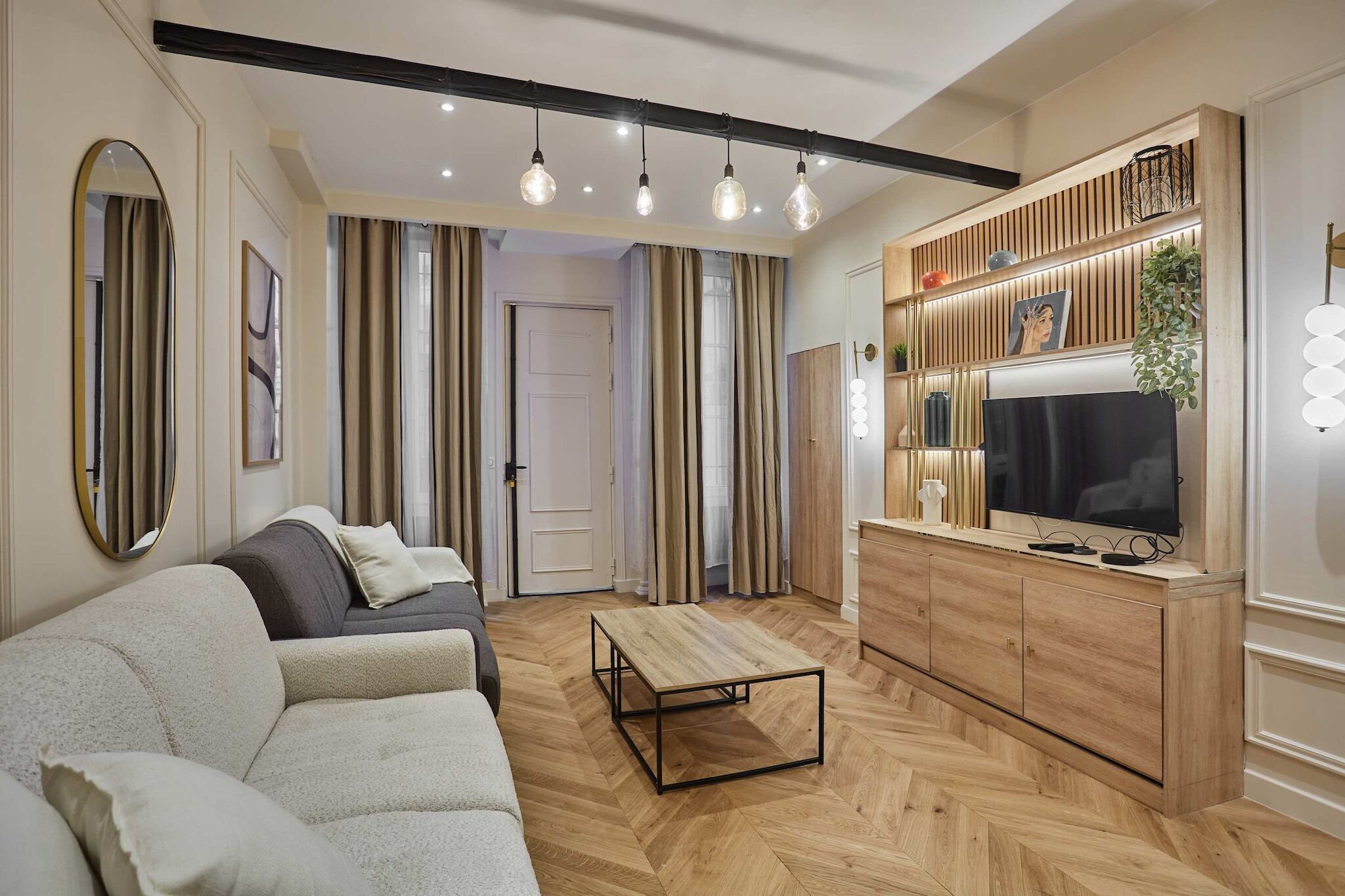 Una Smart TV, un futbolín, una mesa de tenis de mesa, una oficina