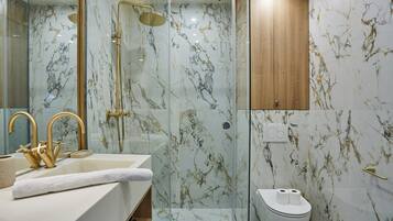 Douche, sĂšche-cheveux, serviettes fournies