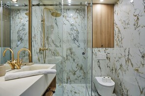 Een douche, een haardroger, handdoeken