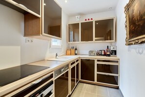 Een koelkast, een microgolfoven, een oven, een kookplaat