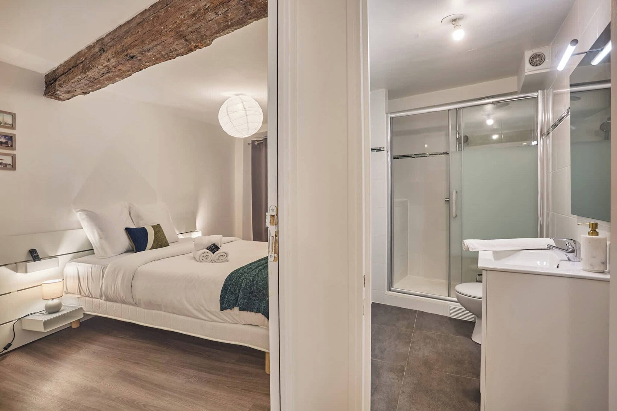 Silitysrauta/-lauta, ilmainen Wi-Fi, vuodevaatteet